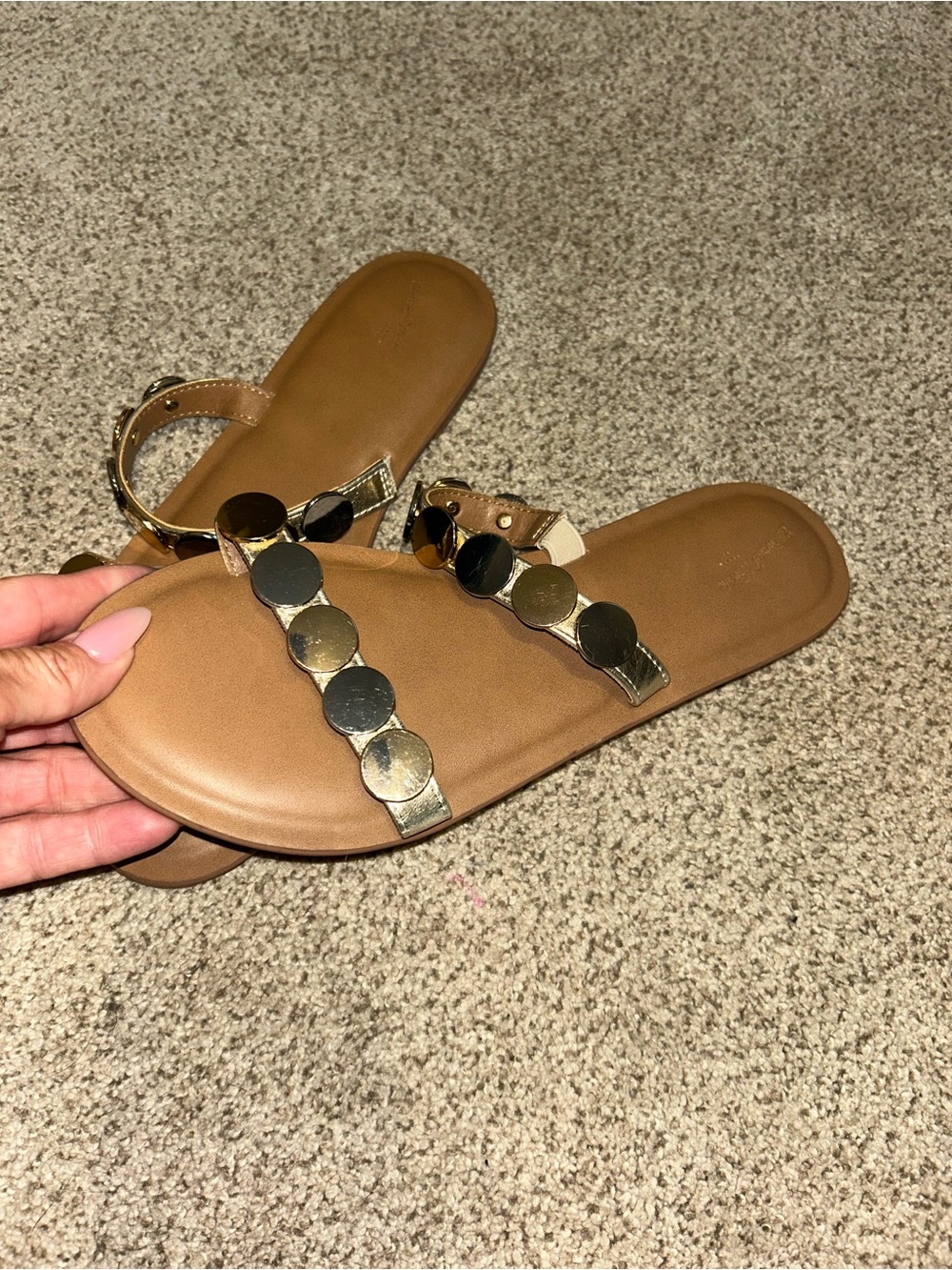 NEW Universal Thread Tan Sandal with Mixed Metallic Disc Accents Sz 8.5 - Picture 5 of 7